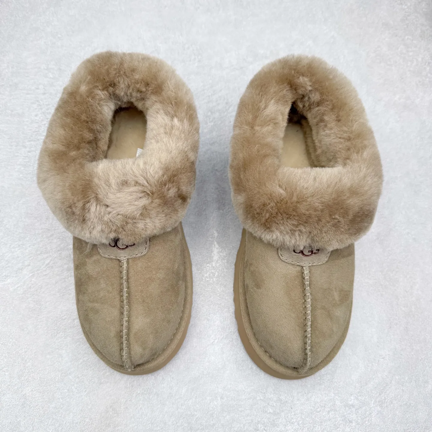 Pick up locally 💰520 UGG 4810H Tatsu special thick-soled autumn and winter sheep fur integrated snow boots. All shoes are made of ZP same factory. Longfeng A-grade Australian imported sheep fur integrated brand OEM production line. Fully follow the ZP process. OEM original pattern maker. Adhering to the principle of no original shoes and no development selection. Pay attention to every detail. The most authentic version on the market TREADLITE "Light Wing" technology outsole Lightweight/durable/flexible/pile size: 35 36 37 38 39 40 Coding: by2936070
